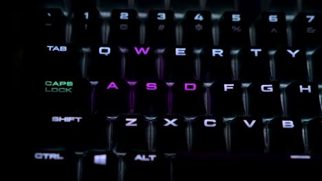 Backlit-illuminated-keyboard-in-white-with-the-wasd-keys-alternating-colors-from-blue-to-red-in-contrast-for-a-perfect-gaming-experience-with-a-breathing-pattern