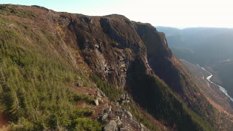 Großer-Kanadischer-Berg-Während-Eines-Wunderschönen-Herbstsonnenuntergangs