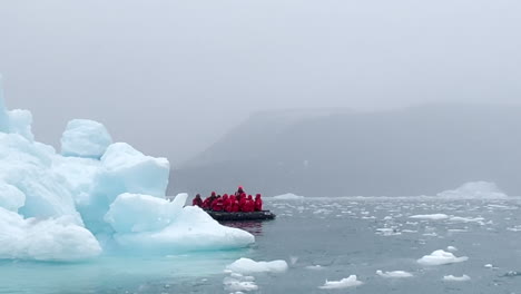 Zodiac-Cerca-De-Un-Iceberg-En-Los-Fiordos-De-Groenlandia
