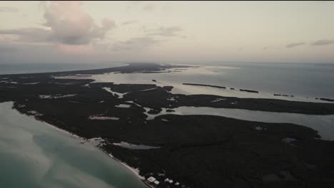 Drohne-über-Der-Karibischen-Insel-Holbox-In-Mexiko-Bei-Sonnenaufgang