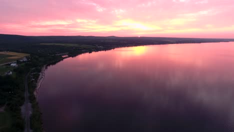 Unglaublicher-Rosa-Sonnenuntergang-Auf-Einem-Riesigen-See-In-Quebec,-Kanada