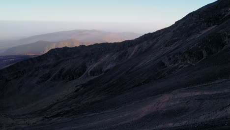 Antenne-Des-Schönen-Schattens-Des-Vulkans-Pico-Orizaba-Bei-Sonnenaufgang-In-Veracruz,-Mexiko