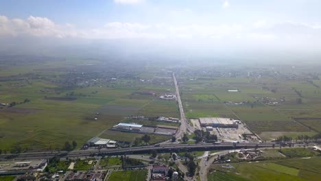 Eine-Luftaufnahme-Eines-Kleeblattkreuzes-Auf-Einer-Kleinen-Autobahn-In-Chalco-Mexico