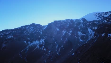 Neblige-Antenne-Der-Wunderschönen-Landschaft-Pico-De-Orizaba-Und-Panoramablick-Auf-Den-Vulkan-Citlaltepetl,-Mexiko