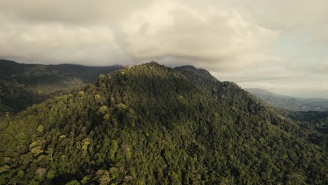 Drohne-über-Dem-Abgelegenen-Wilden-Dschungel-In-Costa-Rica-Während-Des-Sonnenuntergangs-In-4k