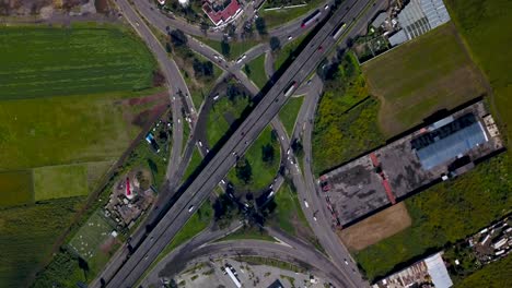 Top-Drohne-Blick-Auf-Eine-Kleeblatt-Kreuzung-Auf-Einer-Kleinen-Autobahn-In-Der-Charmanten-Stadt-Chalco,-Mexiko
