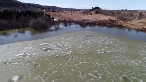 Eis-Auf-Einem-See-Schmilzt-Im-Frühling-In-Kanada