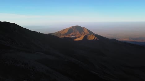 Luftaufnahme-Des-Wunderschönen-Vulkans-Pico-De-Orizaba-Mit-Blick-Auf-Das-Große-Millimeterteleskop