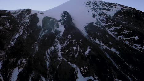 Drohnenblick-Auf-Einen-Nebligen-Morgen-In-Der-Landschaft-Des-Pico-De-Orizaba-Und-Blick-Auf-Den-Gletscher-Und-Den-Gipfel-Des-Vulkans-Citlaltepetl,-Mexiko