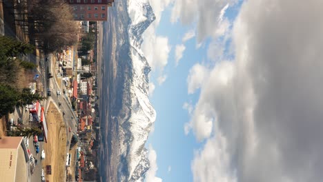 Montañas-Y-Ciudad-Vertival-Lapso-De-Tiempo-Clima-Soleado