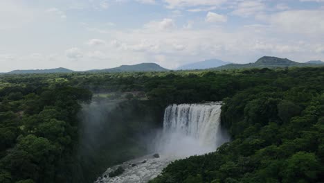Eyipantla-Falls-Es-Una-Cascada-Ubicada-En-La-Región-De-Los-Tuxtlas-Del-Sur-De-Veracruz-En-México