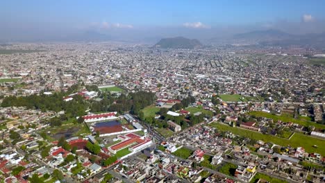 Top-Drohne-Blick-Auf-Die-Innenstadt-Der-Charmanten-Stadt-Chalco-Mexiko-Und-Blick-Auf-Die-Innenstadt-Und-Die-Straßen-In-Richtung-Mexiko-Stadt