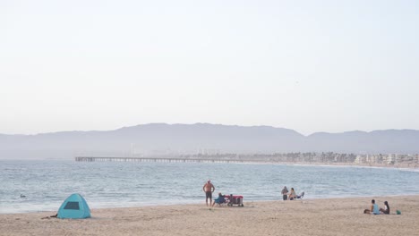 Menschen-Gehen-Am-Venice-Beach-Von-Los-Angeles,-USA