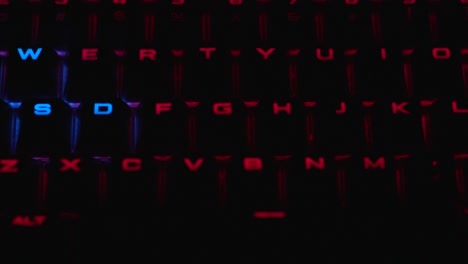 Hintergrundbeleuchtete-Beleuchtete-Tastatur-In-Rot-Mit-Den-Wasd-tasten-In-Rot-Für-Ein-Perfektes-Spielerlebnis-Mit-Einem-Atemmuster-In-Einer-Gleitbewegung