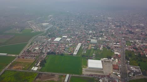 Vista-Aérea-De-Los-Campos-Agrícolas-Cerca-De-La-Ciudad-De-México-Y-Alrededor-De-Los-Volcanes