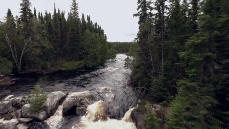 Kleiner-Wasserfall-Im-Sommer-In-Kanada