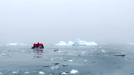 Zodiaco-En-Los-Fiordos-Entre-Icebergs-En-El-Fiordo-De-Groenlandia