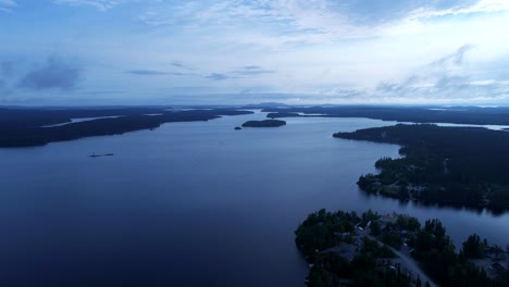 Ein-Riesiger-Blauer-See-Im-Norden-Von-Quebec,-Kanada