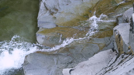 Laichender-Coho-Lachs-Springt-über-Kleinen-Wasserfall-Und-Fällt-Zurück-In-Den-Pool