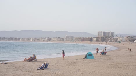 Menschen-Gehen-Am-Venice-Beach-Von-Los-Angeles,-USA