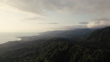 Drone-Sobre-La-Costa-De-Costa-Rica-Durante-La-Puesta-De-Sol-Con-Selva-Salvaje-En-4k