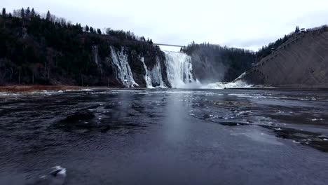 Schöner-Wasserfall-In-Quebec-City,-Kanada