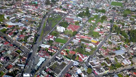 Top-Drohne-Blick-Auf-Die-Innenstadt-Der-Charmanten-Stadt-Chalco-Mexiko-Und-Blick-Auf-Die-Innenstadt-Und-Die-Straßen-In-Richtung-Mexiko-Stadt