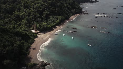Drohne-Fliegt-Zu-Einem-Abgelegenen-Strand-Auf-Einer-Insel-In-Costa-Rica-Mit-Blauem-Wasser-In-4k
