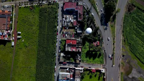 Top-Drone-Ansicht-Rote-Dächer-Und-Die-Autobahn-In-Der-Charmanten-Stadt-Chalco-Mexico-Und-Ansicht-Der-Autobahnstadt-Und-Der-Bevölkerungsdichte-Der-Häuser