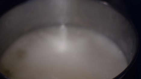 Legen-Sie-Kleine-Nudeln-In-Das-Kochende-Salzwasser-Pastina,-Gestreifte-Ditalini-In-Das-Kochende-Wasser-Gegossen