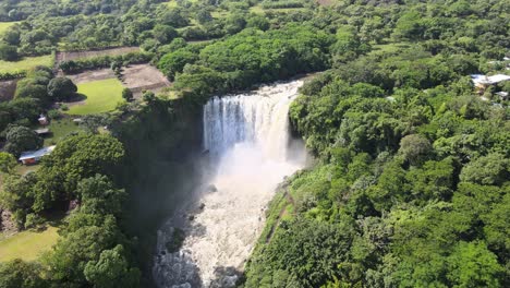 Eyipantla-Falls-Ist-Ein-Wasserfall-In-Der-Region-Los-Tuxtlas-Im-Süden-Von-Veracruz-In-Mexiko
