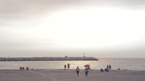 golden-hour-people-walk-on-Venice-beach-of-Los-Angeles-,USA