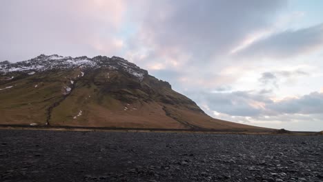 Nubes-Rodando-Sobre-Montañas-Cubiertas-De-Nieve-En-Islandia
