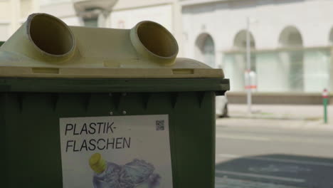 Ein-Recyclingbehälter-Für-Plastikflaschen-In-Einer-Städtischen-Straße