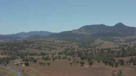 Australian-Outback-Drone-Pov-Mirando-Hacia-Abajo-De-La-Carretera-En-El-País-De-Nueva-Gales-Del-Sur