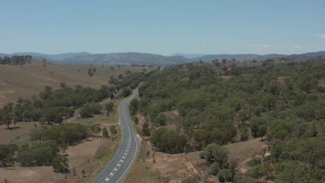 Australische-Outback-Drohne,-Blick-Auf-Die-Autobahn-Im-Land-New-South-Wales
