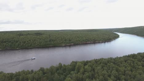 Fliegen-über-Einen-Großen-Fluss-In-Der-Unberührten-Natur-In-Russland