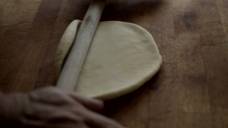 Mujer-Italiana-Haciendo-Pasta,-Desde-La-Masa-Hasta-La-&quot;hoja-Plana&quot;-De-Lado
