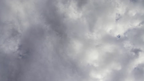 Gewitterwolken-Ziehen-Schnell-Auf-Und-über-Den-Tiefblauen-Himmel-Dahinter,-Zeitraffer