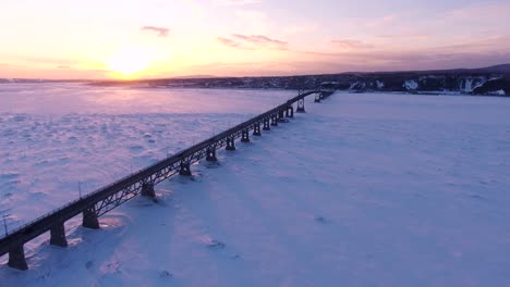 Eine-Lange-Brücke-überquert-Einen-Großen-Zugefrorenen-Fluss-In-Kanada