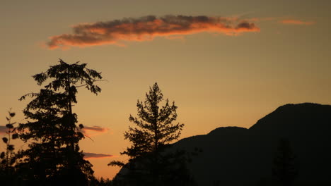 Zeitraffer:-Goldener-Sonnenuntergang-Mit-Bäumen-Und-Hügeln-In-Montana
