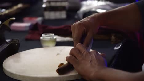 Hand-Rolling-a-Cigar-at-event