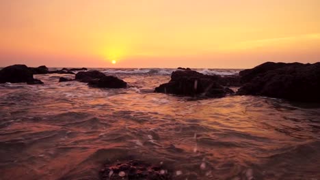Arambol-Beach,-Indien,-Sonnenuntergang-Mit-Blick-Nach-Westen-über-Den-Ozean