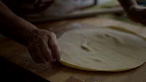 Mujer-Italiana-Haciendo-Pasta