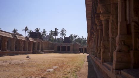 Patio-Exterior-En-Un-Antiguo-Templo-Ganesha,-Hampi,-India