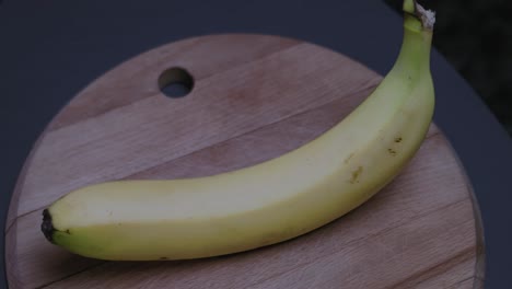 Eine-Banane-Auf-Einem-Schreibtisch