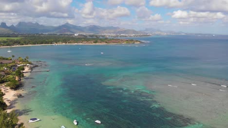 Antenne-4k-Breite-Aufnahme-Des-Strandes-Mit-Klarem-Torquise-Wasser-Mit-Bergen-Im-Hintergrund-Im-Tropischen-Paradies-In-Balaclava-Mauritius