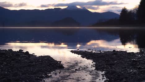 Sonnenuntergang-über-Kaegen-Bay,-Queen-Charlotte,-Haida-Gwaii