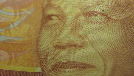 Esta-Es-La-Vista-Macro-De-Un-Billete-De-Papel-Normal--Dinero--Moneda-De-200-Rand-Sudafricano
