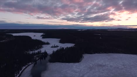 Das-Eis-Auf-Einem-See-Beginnt-Im-Frühling-In-Quebec,-Kanada-Zu-Schmelzen